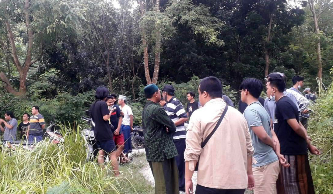 Warga yang datang ke lokasi kejadian untuk mencari keberadaan pemuda yang dikabarkan hilang, Senin (1/3/2021). (FB @Mmukhlish Muklis) 