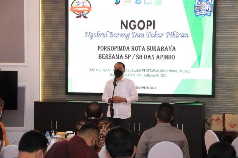 Wali Kota Surabaya, Eri Chayadi saat menghadiri Ngobrol Bareng dan Tukar Pikiran (Ngopi) di Ruang Rapat M. Yasin Polrestabes Surabaya, Selasa (9/11/2021). (JNR)