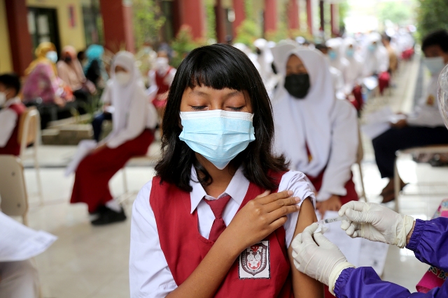 Pelaksanaan vaksinasi tingkat SMP untuk kelas VII di SMPN 58 Kota Surabaya.