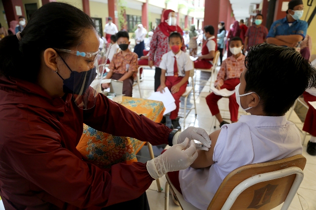 Pelaksanaan vaksinasi tingkat SMP untuk kelas VII di SMPN 58 Kota Surabaya.