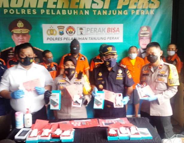 Rilis penangkapan dua pelaku penyelundupan sabu asal Malysia di Pelabuhan Tanjung Perak, Surabaya.