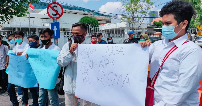 Kelompok anak muda yang tergabung dalam “Anak-Anak Bu Risma Bersatu” menggelar aksi damai sebagai bentuk dukungan kepada Tri Rismaharini, Kamis (5/11/2020)