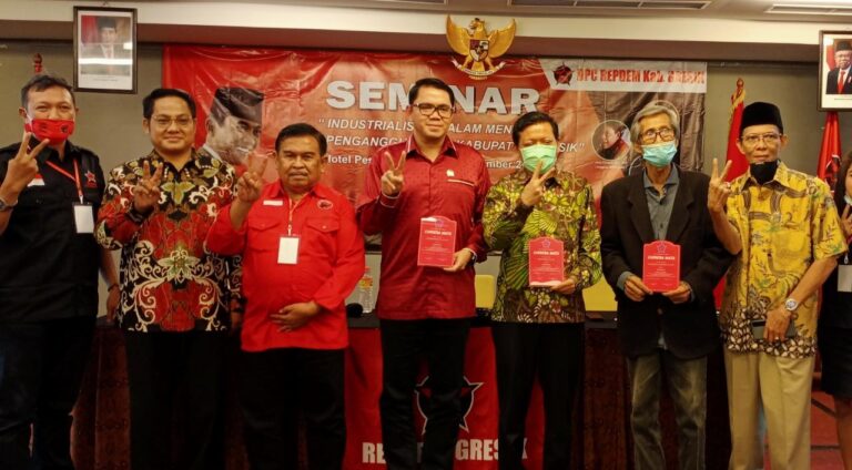 Arteria Dahlan saat menghadiri seminar di Gresik