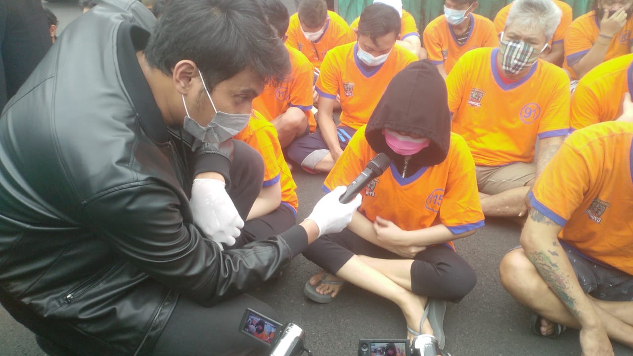 Kanit Idik II Satreskoba Polrestabes Surabaya Iptu Danang Eko Ardianto saat menginterogasi Shinta di Mapolresta. ( foto: jem) 