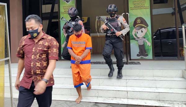 Tersangka diamankan ke Polresta Sidoarjo.