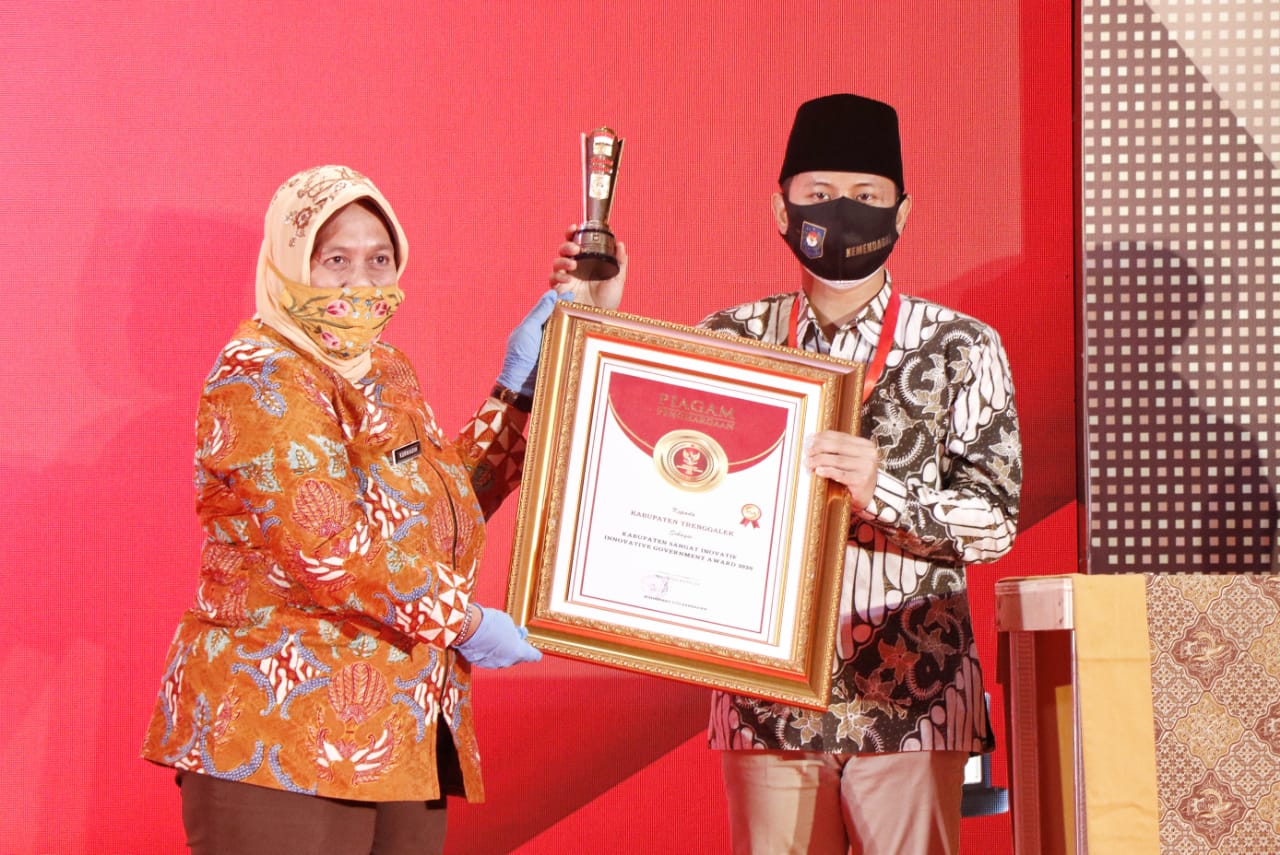Bupati Trenggalek M Nur Arifin menerima penghargaan dari Kemendagri