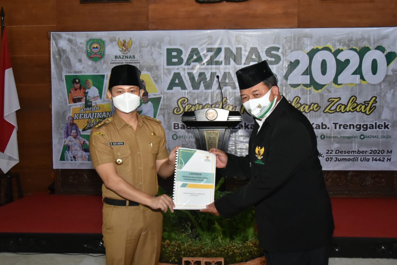 Penyerahan award kepada Unit Pengumpul Zakat (UPZ) yang dinilai baik di Pendopo Manggala Praja Nugraha, Selasa (22/12/2020).