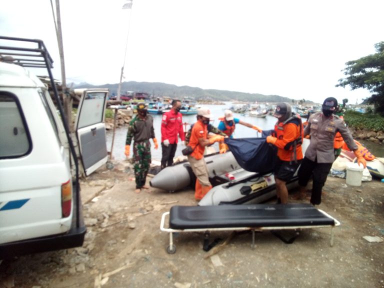 Petugas melakukan evakuasi korban di pantai Klayar, Pacitan. 
