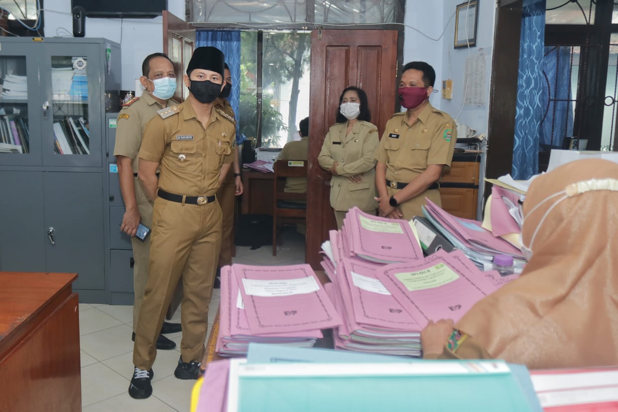 Bupati Trenggalek, Mochamad Nur Arifin lakukan sidak kehadiran ASN.