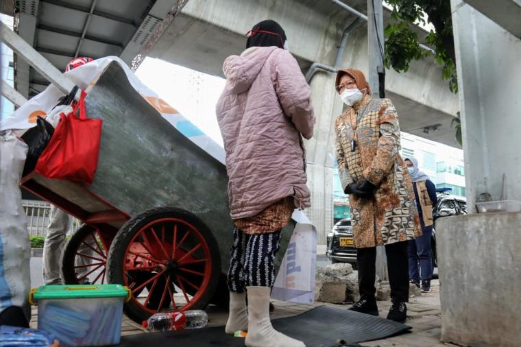 Mensos Tri Rismaharini saat blusukan menemui pemulung, beberapa waktu lalu. 