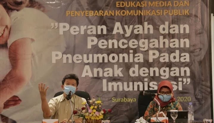 Kepala Divisi Penyakit Infeksi dan Tropis Anak, Depertemen Ilmu Kesehatan Anak, Fakultas Kedokteran (FK) Universitas Airlangga, Dominicus Husada (kiri)