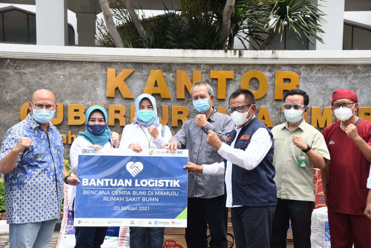  Foto: Bantuan yang diserahkan oleh Direktur Utama PT Pelindo Husada Citra (PHC) Abdul Rofid Fanany tersebut diterima langsung oleh Sekretaris Daerah Prov. Jatim Heru Tjahjono, di lobby Kantor Gubernur Jatim.