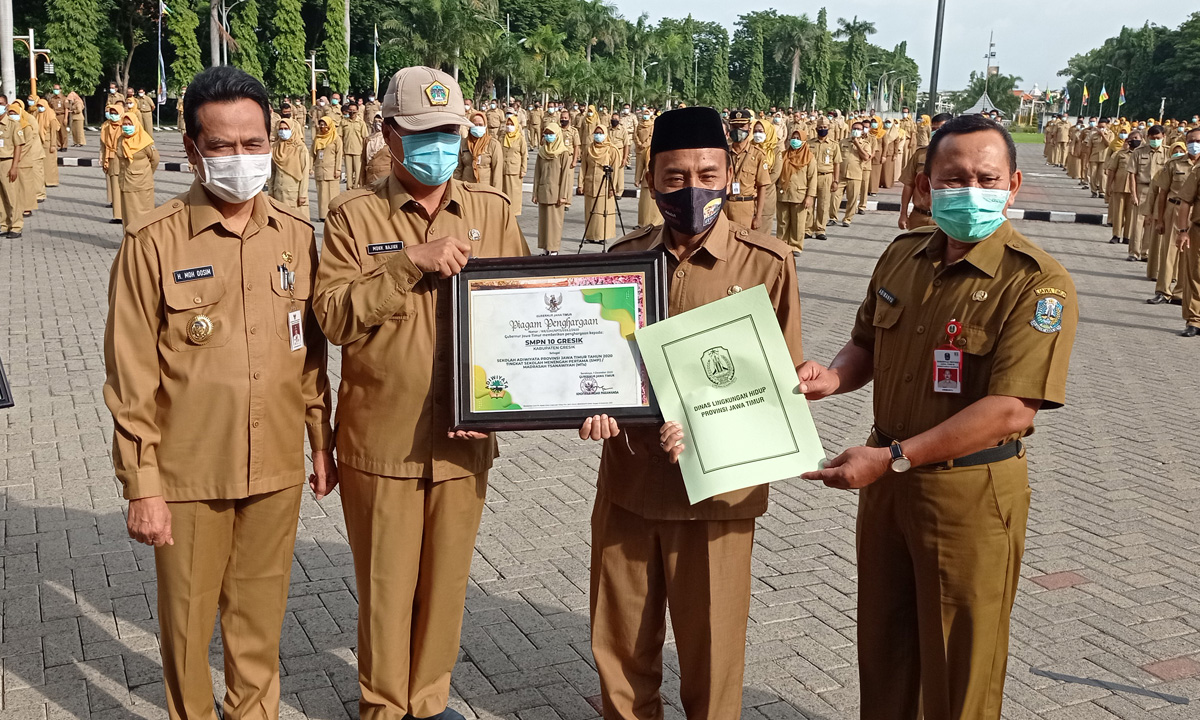 Plt Bupati Gresik Dr. Mohammad Qosim memeberikan penghargaan kepada para Kepala Sekolah, Rabu (10/2/2021) di halaman kantor Bupati Gresik, Rabu (10/2/2021). (FOTO : TBK/Bacasaja.id)
