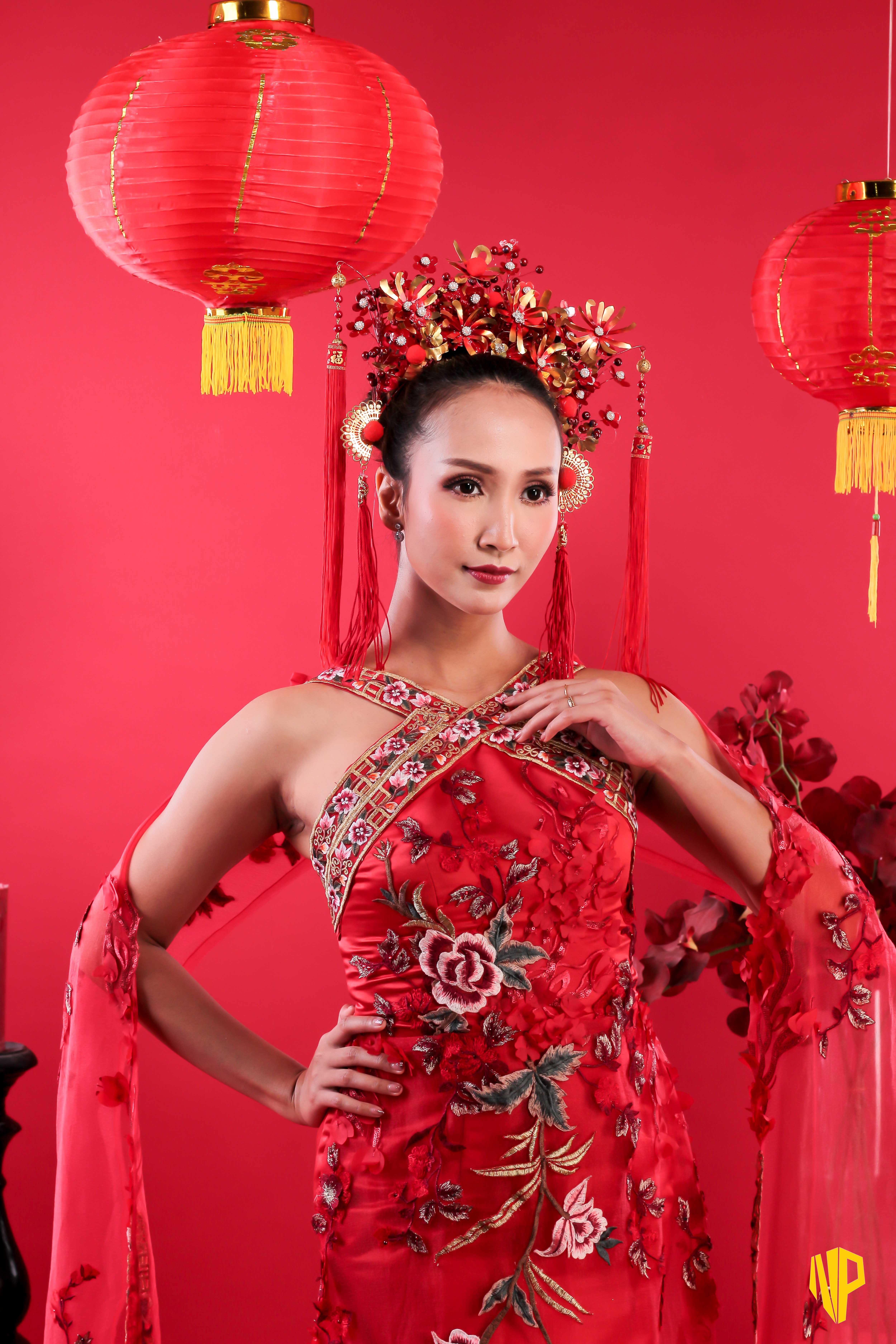Ling Ling Series saat dikenakan sebagai hiasan kepala perempuan