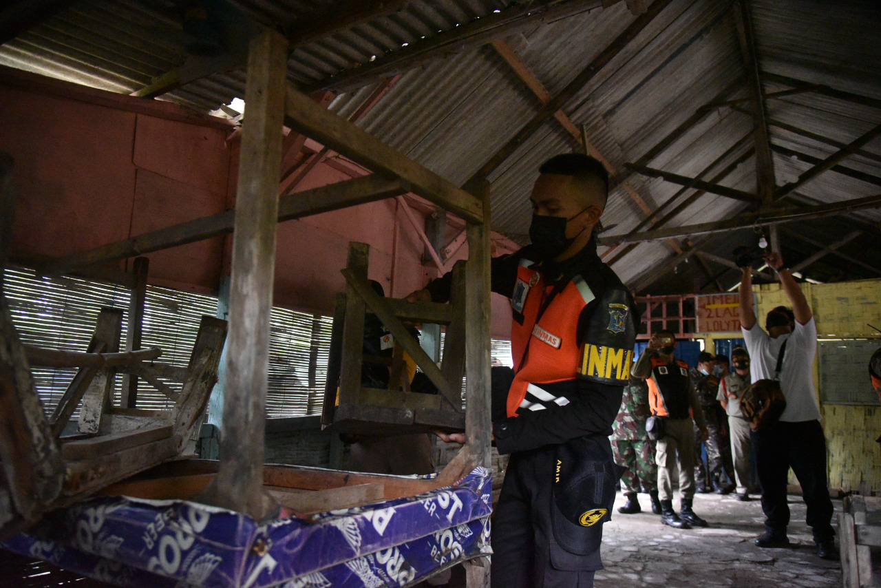 Penertiban warung kopi di Kawasan Jurang Kuping, beberapa waktu lalu. 