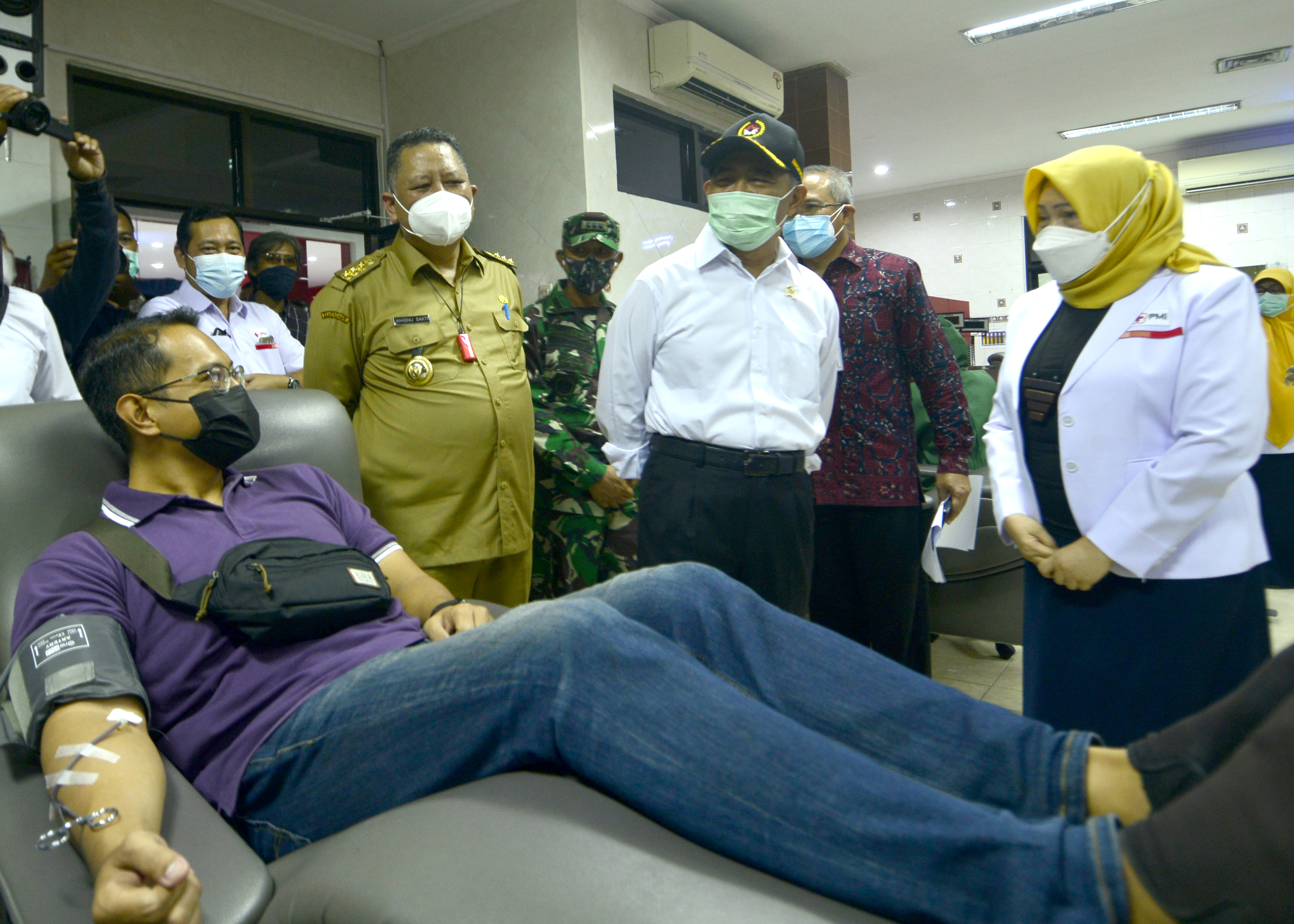 Menko Pembangunan Manusia dan Kebudayaan (PMK) RI, Muhadjir Effendy, bersama Wali Kota Surabaya, Whisnu Sakti Buana, serta Kepala UPT PMI Surabaya Dr. Budi Arifah saat sedang melakukan tinjauan di PMI Kota Surabaya