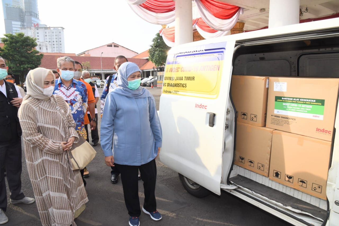 Gubernur Jawa Timur, Khofifah Indar Parawansa bersama Alumni Institut Teknik Bandung (ITB) angkatan 80 saat menerima bantuan alat rapid test antigen