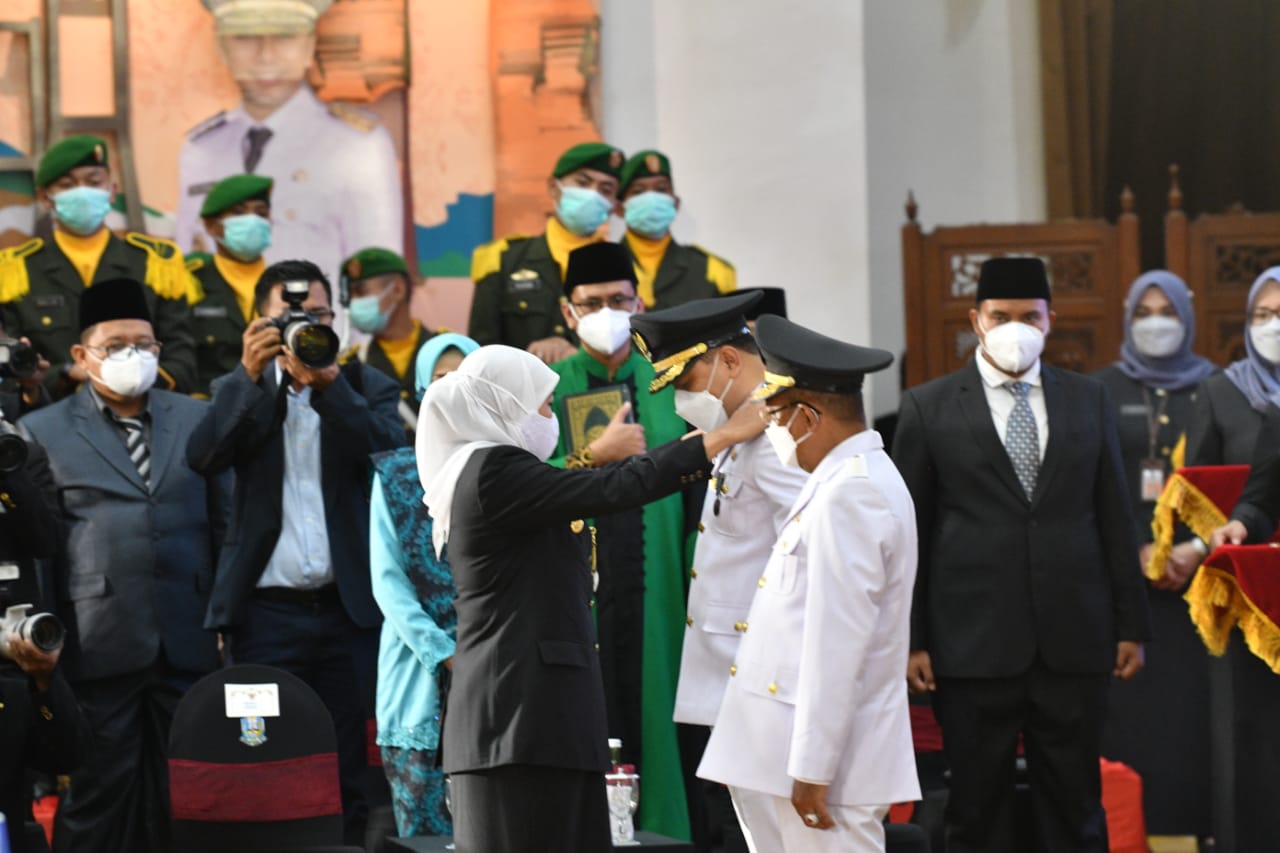 Prosesi pelantikan Wali Kota Surabaya Eri Cahyadi dan Wakil Wali Kota Surabaya Armuji oleh Gubernur Jawa Timur Khofifah Indar Parawansa di Gedung Negara Grahadi, Jum’at ( 26/2/2021).