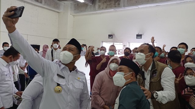 Bupati Gresik Fandi Akhmad Yani berselflie bareng para tenaga kesehatan di panti rehabilitasi Covid-19 Kabupaten Gresik di Stadion Gelora Joko Samudro, Rabu (03/3/2021).