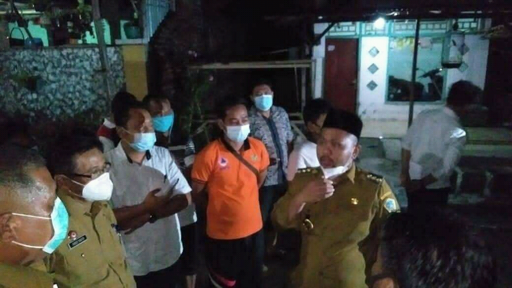 Bupati Gresik Fandi Akhmad Yani (berpeci) saat berkunjung ke lokasi terdampak banjir luapan Kali Lamong, Selasa (16/3/2021).