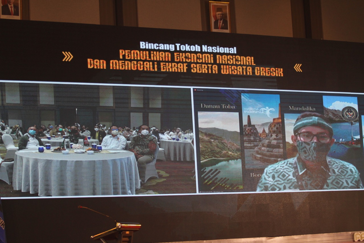 Menteri Pariwisata dan Ekonomi Kreatif Sandiaga Uno saat melakukan vidcom zoom di acara Giri Pancasuar Awards 2021 PWI Gresik, Selasa (30/3/2021). 