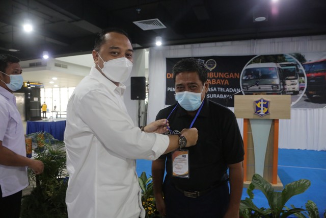Wali Kota Surabaya, Eri Cahyadi saat memberikan Abdi Jasa pada salah satu driver