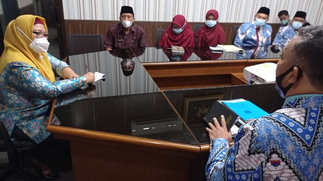 Wakil Bupati Gresik Aminatun Habibah saat rapat di kantor Pemkab Gresik, Jumat (23/4/2021).