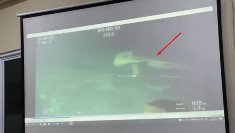 Bagian kapal KRI Nanggala 402 hasil citra Remotely Operated Vehicle (ROV) MV Swift Rescue ditunjukkan saat konferensi pers di Lanud I Gusti Ngurah Rai, Badung, Bali, Minggu (25/4/2021). (Foto: YouTube Puspen TNI)