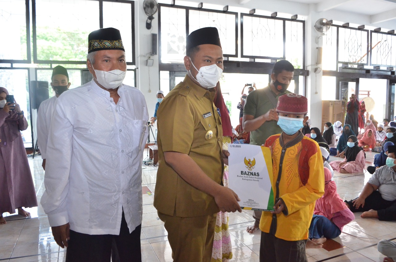 Bupati Gresik Fandi Akhmad Yani saat memberikan santunan kepada 1000 anak yatim dari Badan amil zakat Nasional (Baznas), Selasa (27/4/2021).