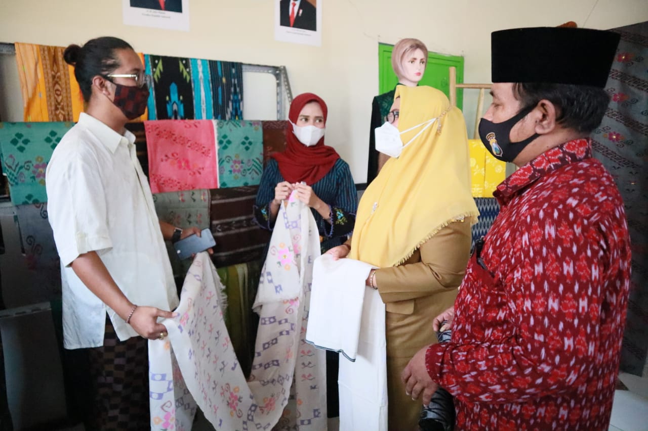Wakil Bupati Gresik Aminatun Habibah (jilbab kuning) saat melihat sarung produksi warga Desa Wedani, Kecamatan Cerme Kabupaten Gresik, Selasa (4/5/2011).