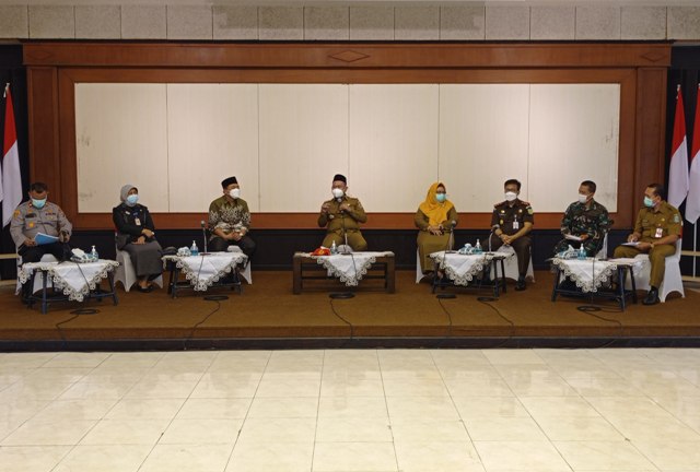 Bupati Gresik Fandi Akhmad Yani saat rapat Koordinasi pembatasan buka puasa bersama dan peniadaan Halal Bihalal untuk Pejabat dan ASN, Senin (10/5/2021).