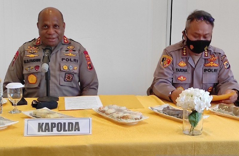 Kapolda Papua Irjen Pol Mathius Fakhiri didampingi Dirkrimsus Kombes Ricko Taruna.