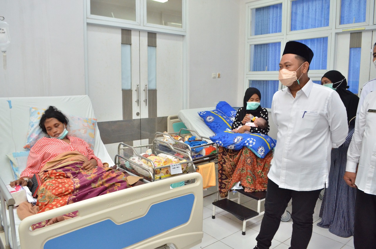 Bupati Gresik Fandi Akhmad Yani saat berkunjung ke Rumah sakit Umar Ma'sud Bawean, Kamis (10/6/2021).