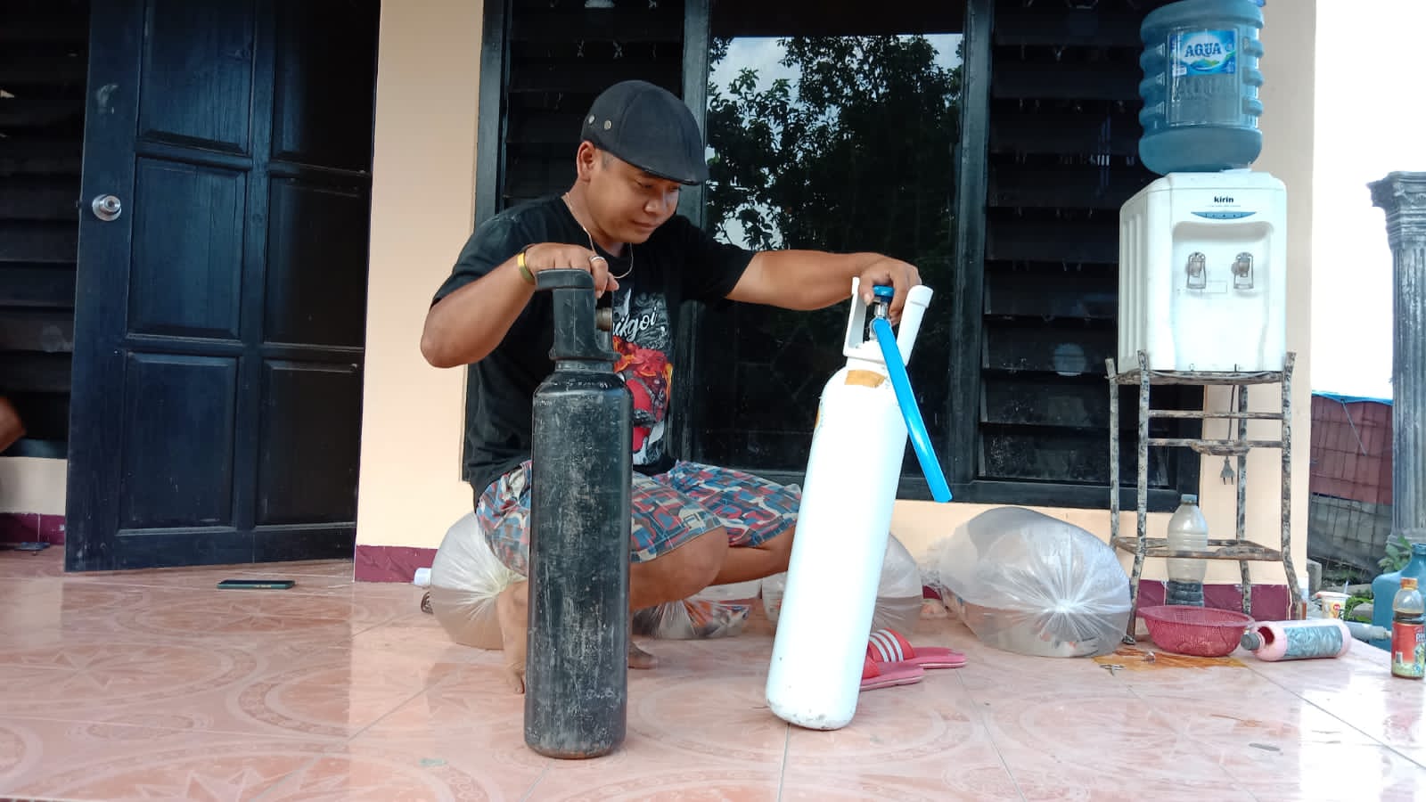 Tabung oksigen palsu (warna hitam) dibandingkan dengan oksigen asli oleh peternak ikan.