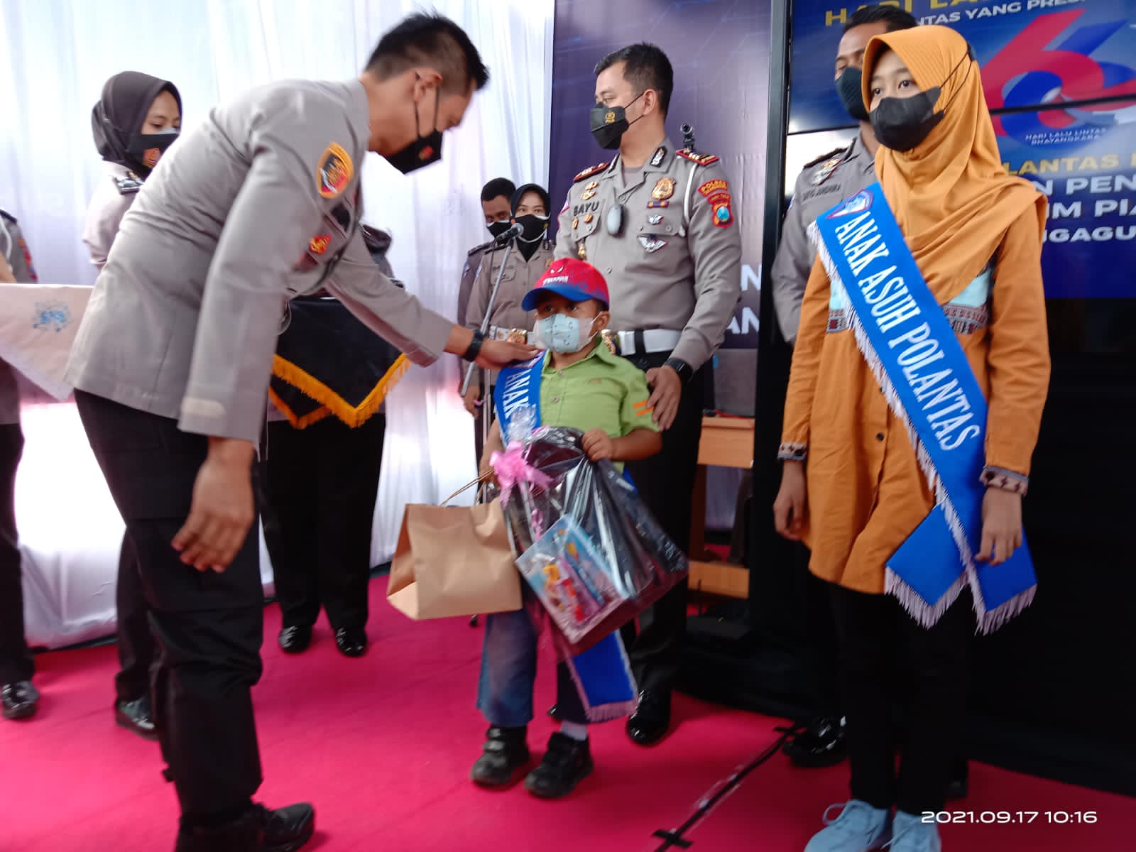 Pemberian bantuan secara simbolis oleh Forkopimda kepada anak yatim, yang orangtuanya meninggal akibat Covid-19.