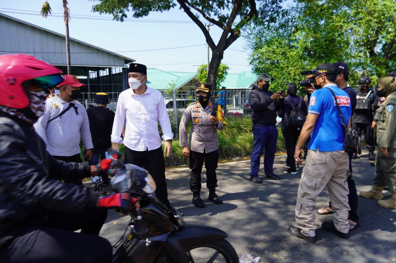 Wali Kota Surabaya Eri Cahyadi bersama Kapolres Pelabuhan Tanjung Perak saat memantau penyekatan dan tes usap antigen di pos penyekatan Suramadu