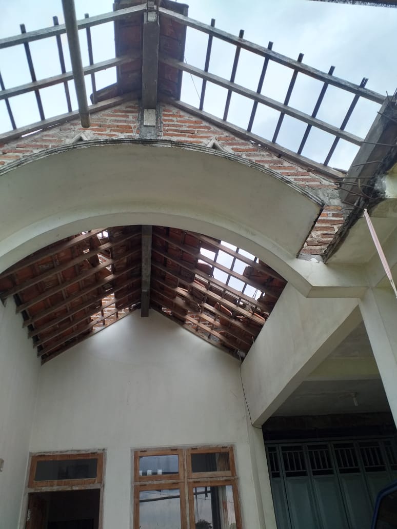 Rumah warga yang rusak akibat dihantam puting beliung. 