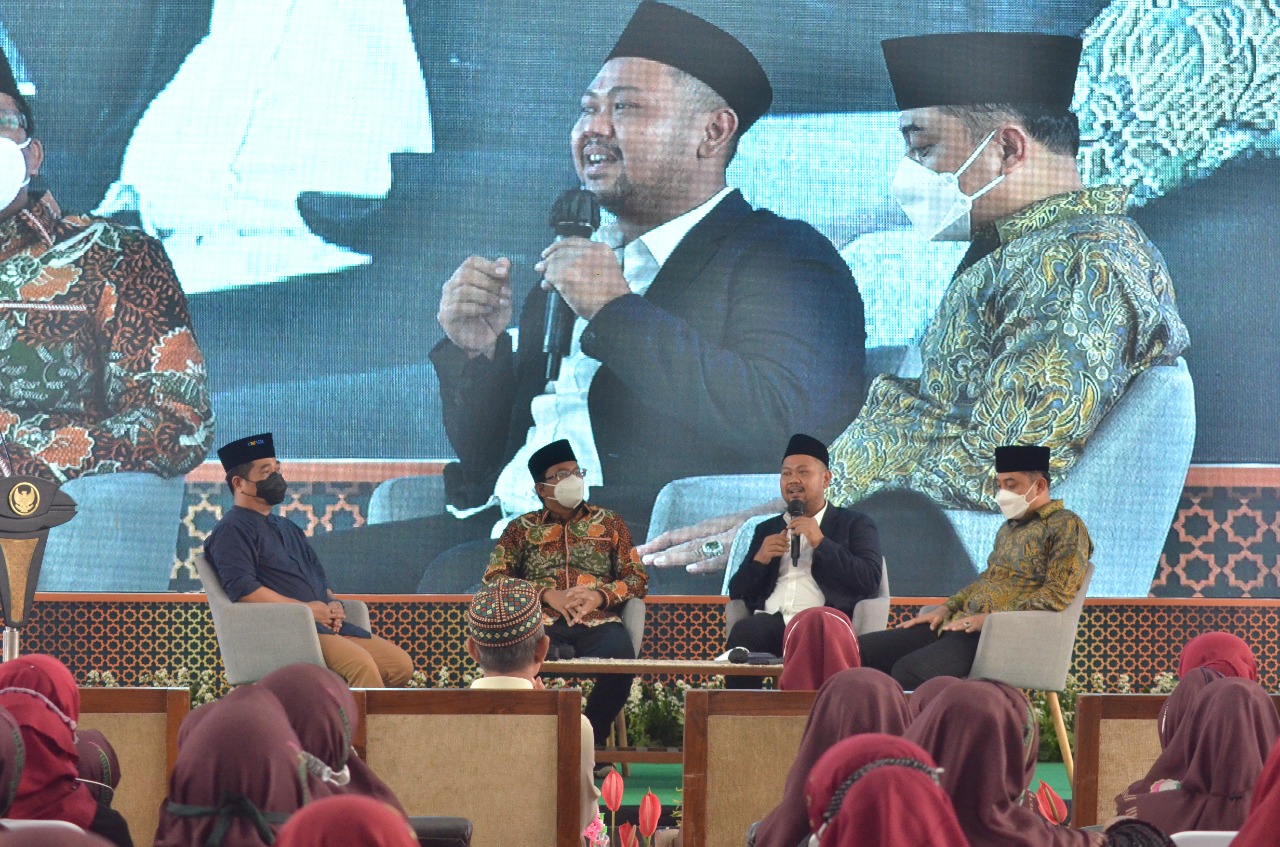 Bupati Gresik Fandi Akhmad Yani ketika menjadi narasumber dalam kegiatan Grand Launching Progresif TV.