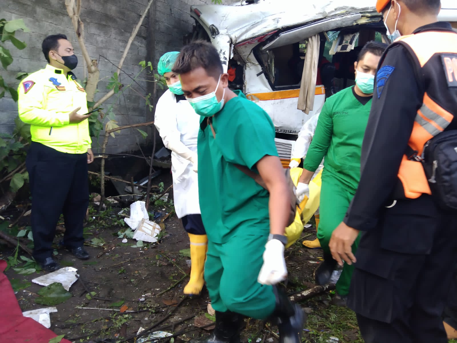 Proses evakuasi korban kecelakaan maut bus lawan KA.