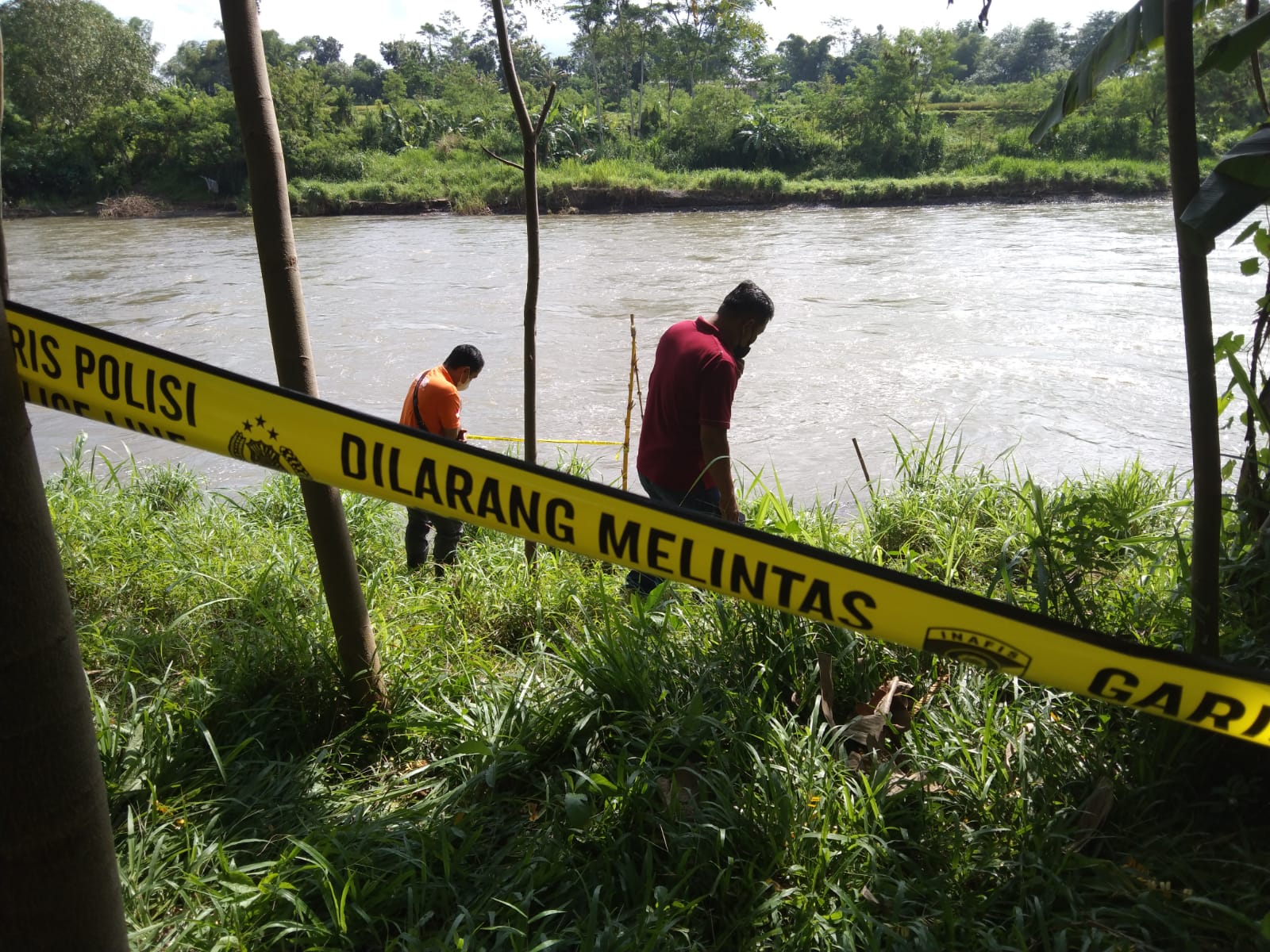 anggota Inafis Polres Tulungagung bersama anggota Polsek Rejotangan sedang menyisir lokasi ditemukannya mayat Jeminten.