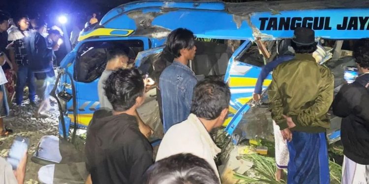 Kecelakaan kereta api menabrak mobil Elf di Lumajang (Foto: Tribratanews)