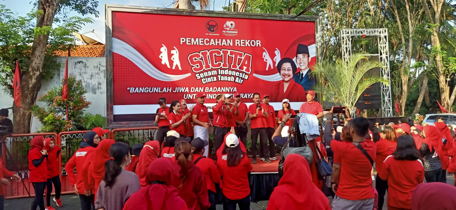 Ratusan kader PDI Perjuangan Kota Probolinggo penuhi halaman kantor DPC untuk penuhi rekor MURI pelaksanaan senam Sicita serentak