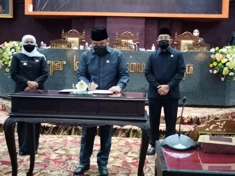 Wakil Ketua DPRD Jatim, Anwar Sadad bersama Wakil Ketua DPRD Jatim, Sahat Tua Simanjuntak dan Gubernur Jatim, Khofifah Indar Parawansa saat menyetujui perubahan RPJMD 2019 - 2024. 