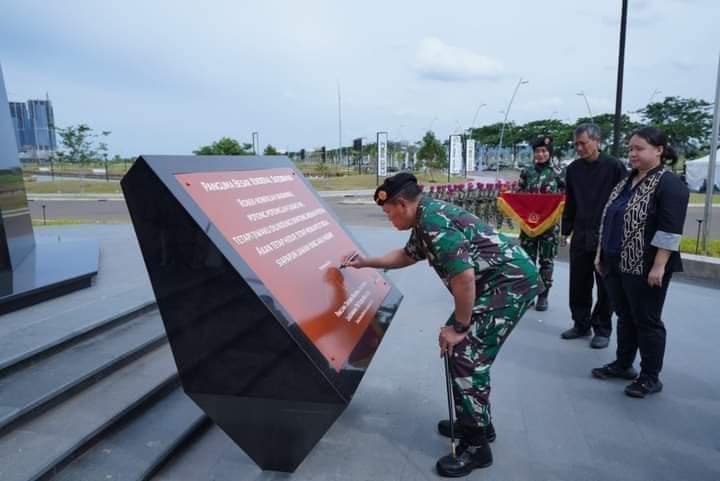Panglima TNI Laksamana TNI Yudo Margono, S.E., M.M meresmikan Monumen Patung Jenderal Besar Soedirman, bertempat di Area CBD Pantai Indah Kapuk (PIK) 2, Tangerang