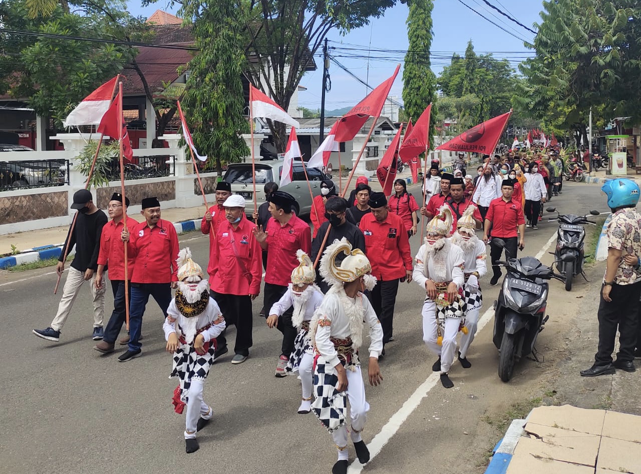 Iring-iringan pendaftaran dari kantor PDIP Pacitan, Jalan WR Supratman, menuju kantor KPUD Pacitan di Jalan Veteran