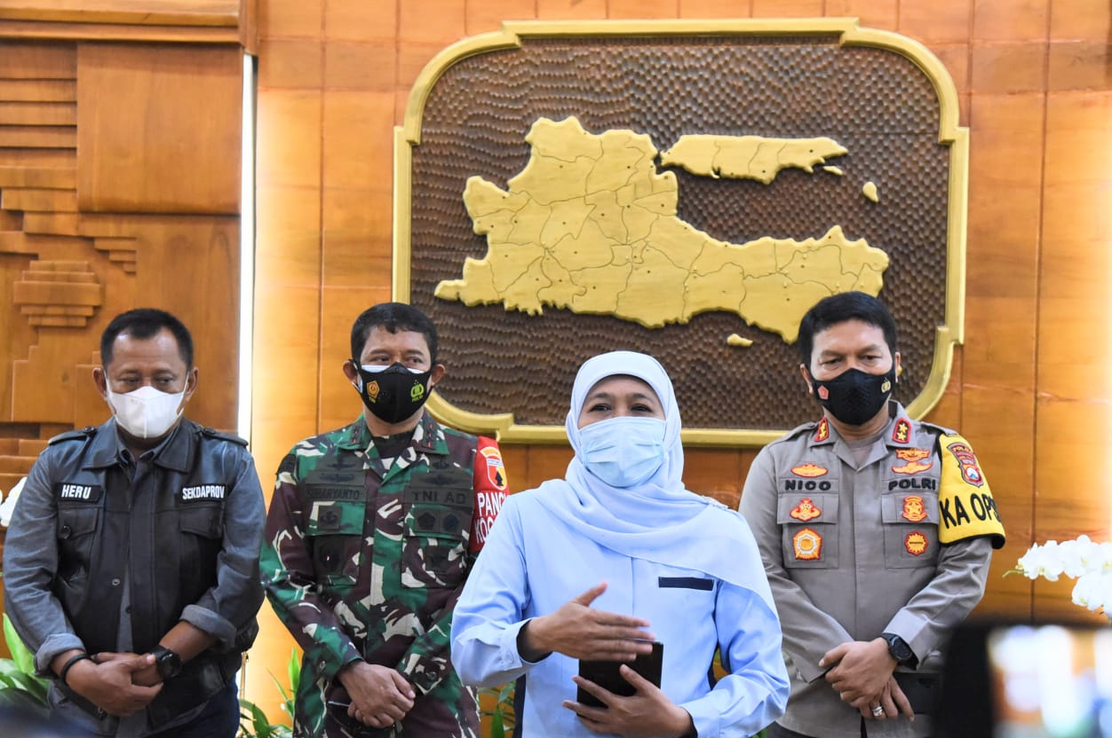 Gubernur Jatim Khofifah melakukan kordinasi bersama Kapolda Jatim Irjen Pol Nico Afinta, Pangdam V/Brawijaya Mayjend TNI Suharyanto, Sekdaprov Jatim Heru Tjahjono, jajaran Polres, Polsek, Danrem, Dandim di kawasan Surabaya Raya di Gedung Grahadi