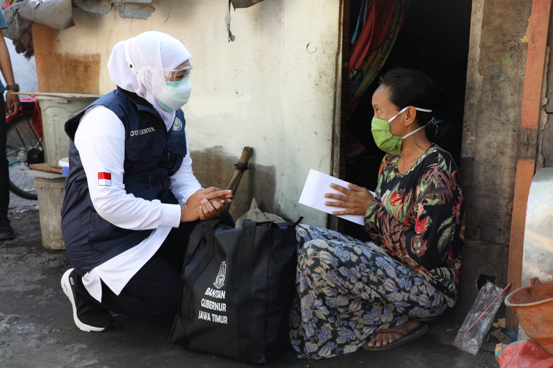 Gubernur Jatim Khofifah Indar Parawansa saat memberikan bantuan di Kampung 1001 Malam di Kelurahan Morokrembangan, Dupak, Surabaya.