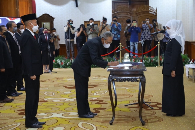 Gubernur Jatim, Khofifah Indar Parawansa, Minggu (17/4/2022) mengukuhkan 13 anggota Dewan Pendidikan Jatim periode 2022-2026.
