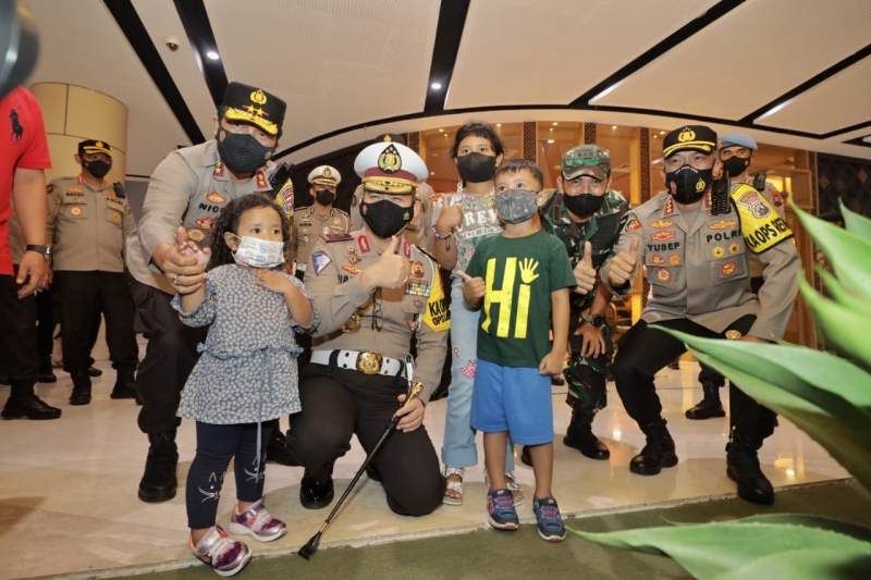 Rombongan pejabat kepolisian saat menyapa anak-anak dan pengunjung sekaligus foto bersama di Mall TP
