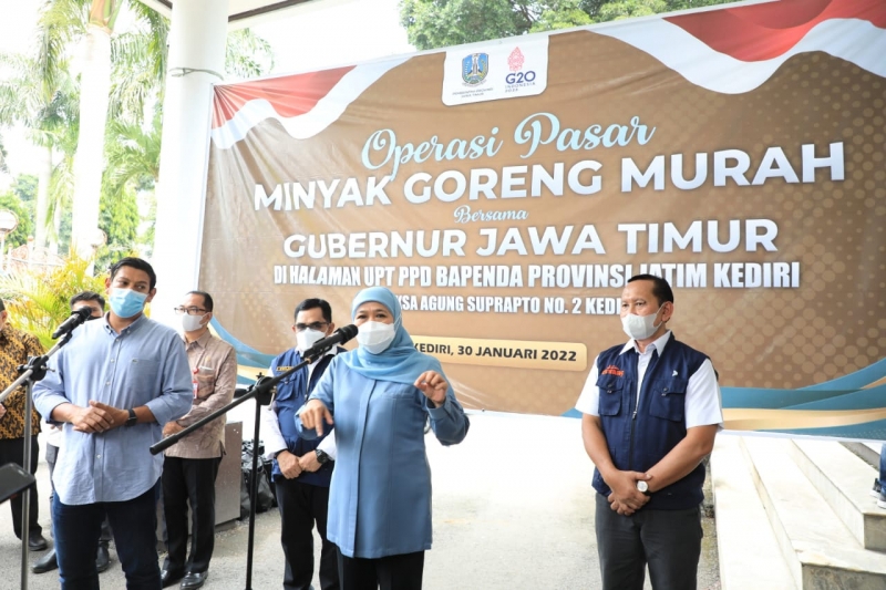 Gubernur Khofifah saat meninjau Operasi Pasar Minyak Goreng Murah di Halaman Kantor UPT PPD Bapenda Prov Jatim,Jl. Jaksa Agung Suprapto no 2 Kediri.
